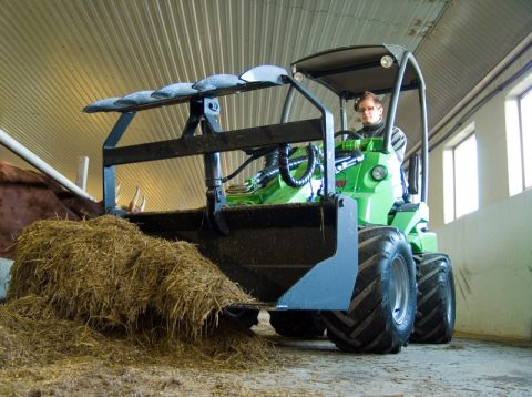 wheel loader with grapple bucket attachment
